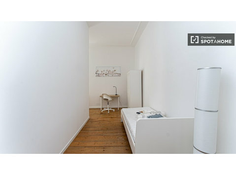 Stanze in affitto in appartamento con 4 camere da letto a… - In Affitto