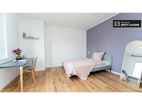 Quartos para alugar em apartamento com 5 quartos em Berlim - Aluguel