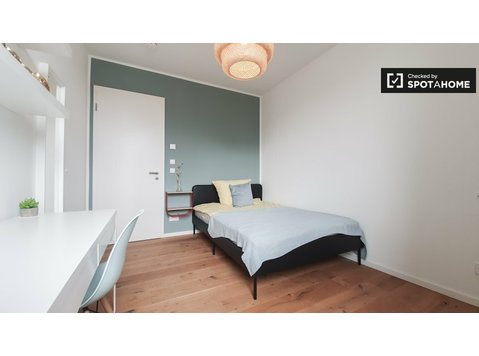 Pokoje do wynajęcia w mieszkaniu z 5 sypialniami w Berlinie - Do wynajęcia
