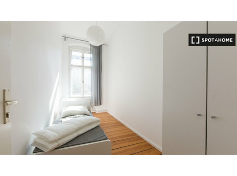 Pokoje do wynajęcia w mieszkaniu z 5 sypialniami w Berlinie - Do wynajęcia