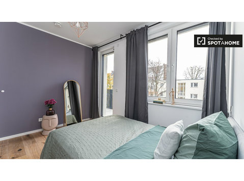 Zimmer zu vermieten in Wohnung mit 5 Schlafzimmern in Berlin - Zu Vermieten
