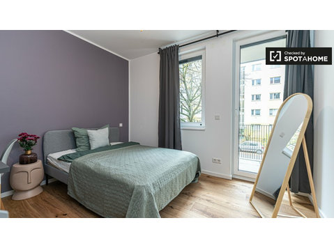 Berlin'de 5 yatak odalı dairede kiralık odalar - Kiralık