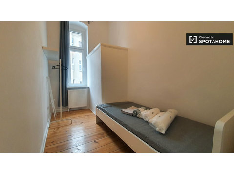 Berlin'de 6 yatak odalı dairede kiralık odalar - Kiralık