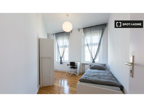 Rooms for rent in apartment with 7 bedrooms in Berlin - Под наем