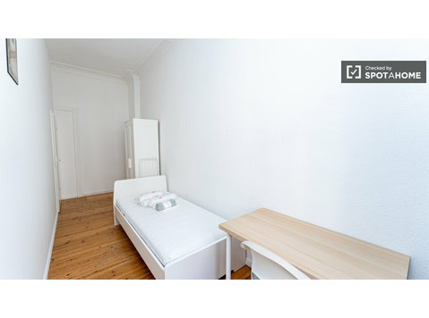 Stanze in affitto in un appartamento con 4 camere da letto… - In Affitto