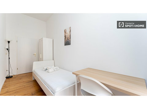 Zimmer zu vermieten in einer 4-Zimmer-Wohnung in Berlin - Zu Vermieten