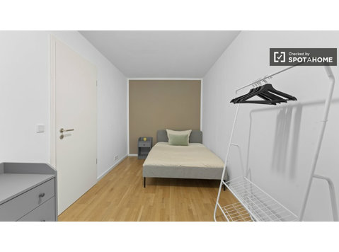 Camere in affitto in un appartamento con 5 camere da letto… - In Affitto