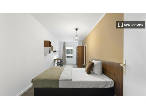 Camere in affitto in un appartamento con 6 camere da letto… - In Affitto