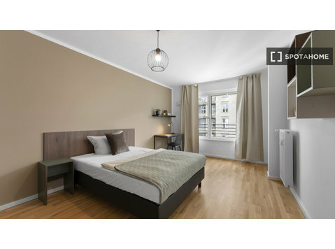 Friedrichstraße'de 6 yatak odalı dairede kiralık odalar - Kiralık
