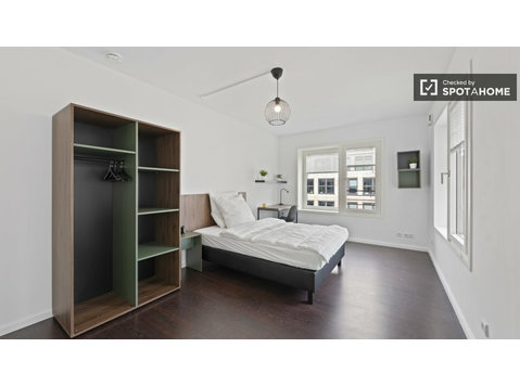 Zimmer zu vermieten in einer 9-Zimmer-Wohnung - Zu Vermieten
