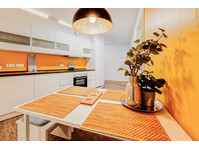 STUDENTS ONLY - Fully furnished private room in a 3 people… - À louer