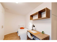 STUDENTS ONLY - Fully furnished private room in a 3 people… - Na prenájom