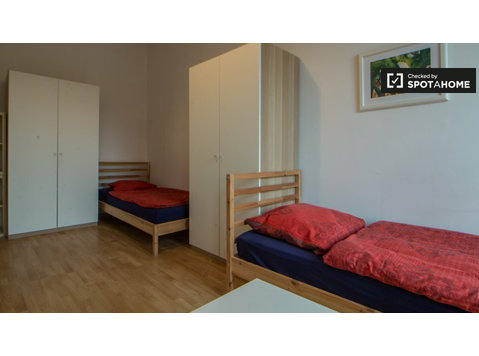 Camera condivisa in appartamento con 2 camere da letto,… - In Affitto