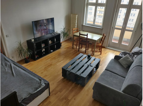 Spacious modern home in Friedrichshain: Bedroom +… - Annan üürile