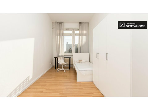 Spacious room for rent, 4-bedroom apartment, Charlottenburg - Kiadó