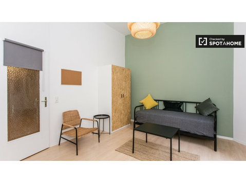 Quarto espaçoso para alugar em apartamento com 7 quartos,… - Aluguel