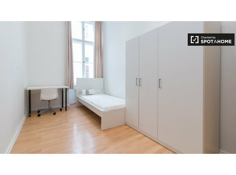Schöneberg, Berlin'de 3 yatak odalı dairede geniş odada - Kiralık