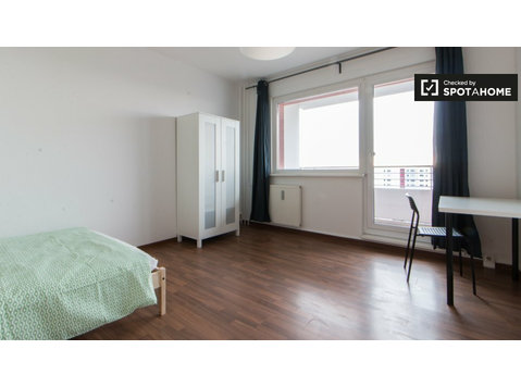 Przestronny pokój w 5-łóżkowym apartamencie, Lichtenberg,… - Do wynajęcia