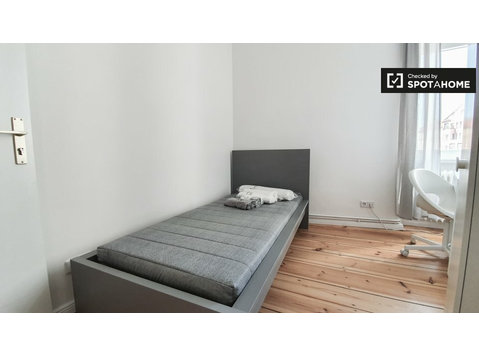 Sunny room for rent in Schillerkiez, Berlin - For Rent