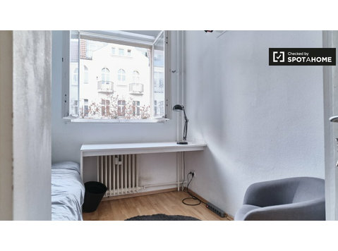 Stanza soleggiata con letto singolo in affitto a Schöneberg - In Affitto