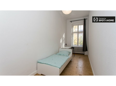 Sweet room à louer, appartement avec 8 chambres, Wilmersdorf - À louer