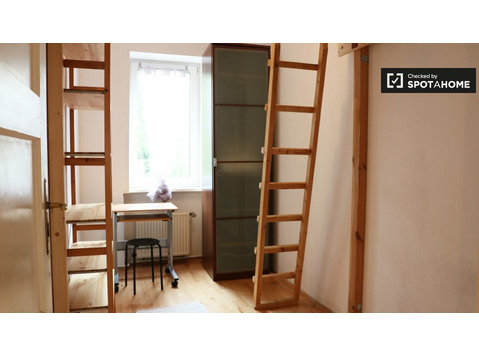 Arrumo quarto para alugar em apartamento de 4 quartos em… - Aluguel