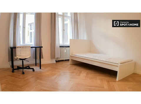Neukölln'de 6 yatak odalı dairede kiralık düzenli oda - Kiralık