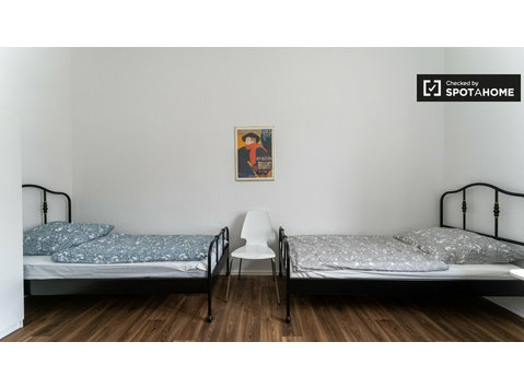 Chambre partagée traditionnelle dans l'appartement à Mitte - À louer