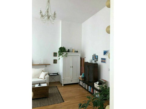 Sehr große und helle Wohnung an der Ecke Oranienburger Tor - Zu Vermieten