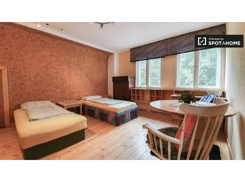 Habitación acogedora en un apartamento de 3 dormitorios en… - Alquiler