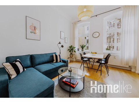 Bright, charming 2 room flat in one of Berlins most popular… - Apartman Daireleri