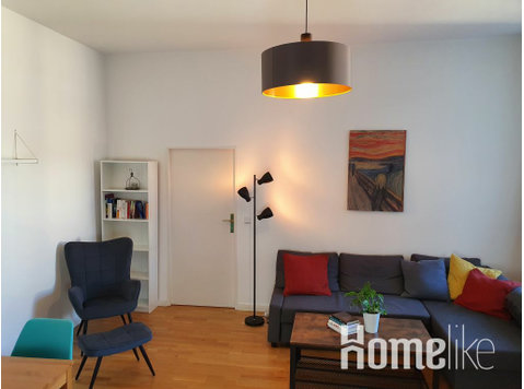 Bright & charming three-room old-style apartment with… - Apartmani