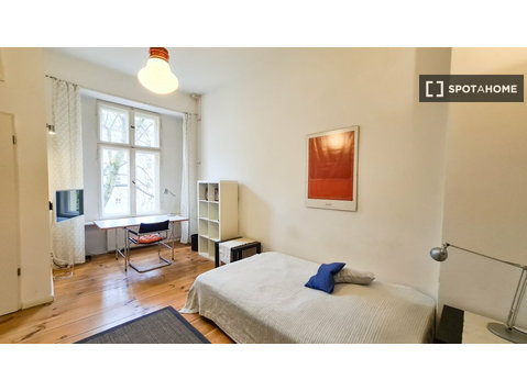 Modern studio with wood floors to rent in Schoneberg, Berlin - Byty