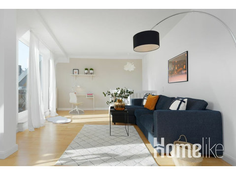 Spacious and very bright duplex apartment - 	
Lägenheter