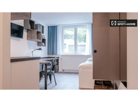Quarto espaçoso em uma sala de estudantes para alugar em… - Apartamentos