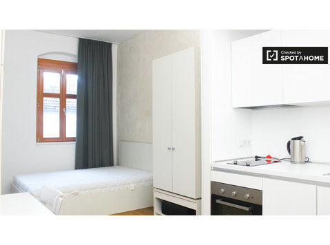 Studio apartment for rent in trendy Freidrichshain, Berlin - 아파트
