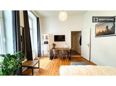 Studio à louer à Berlin, charges comprises - Appartements