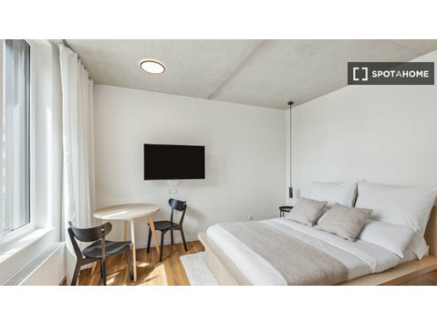 Studio à louer à Berlin, charges comprises - Appartements