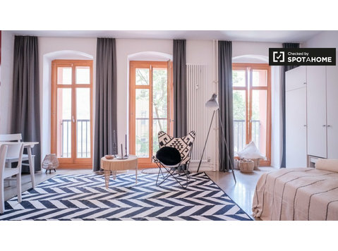 Studio con balcone in affitto a Friedrichshain, Berlino - Appartamenti