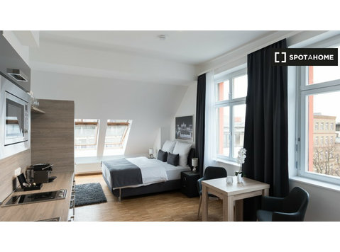 Terrific studio apartment for rent in Mitte, Berlin - Byty