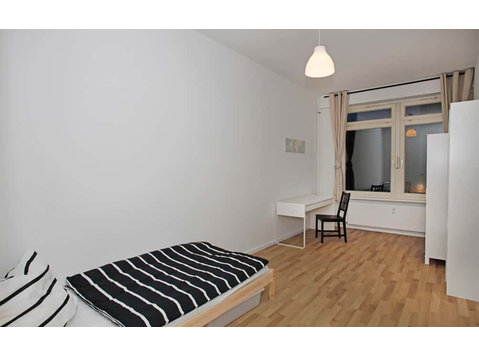 Zimmer in der Bismarckstraße - דירות