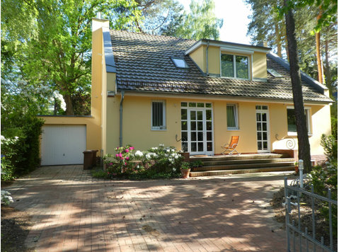 Family friendly living close to the city in forest idyll - De inchiriat