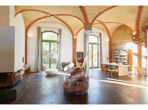 Beautiful modern spacious home in antique villa monument in… - Til Leie