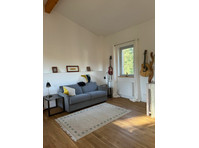 Bright flat on the edge of the forest, 3 minutes from the… - Te Huur