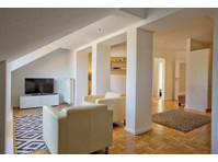 Furnished and modernized 3-room ground floor apartment with… - À louer
