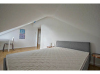 Möblierte und modernisierte 3-Raum-DG-Wohnung mit Balkon in… - Zu Vermieten