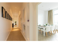 Most Central - spacious apartment in the sidewing - השכרה