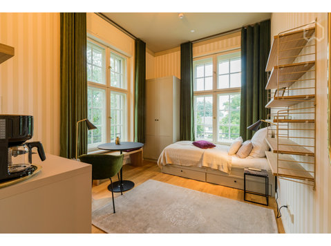 Upscale 1-room apartment in Villa am Heiligen See in Potsdam - Aluguel