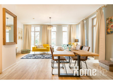 Modern, licht appartement met open woon- en eetkamer in het… - Appartementen