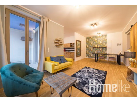 Spacious apartment with balcony on the castle park - Asunnot